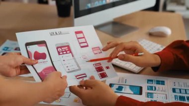 Mobil uygulama için kullanıcı arayüzü prototipini ofis çalışanlarına sunan harika bir şirket çalışanı. Kağıt üzerinde simge tasarımının UX UI tasarımı övgü fonksiyonu. Sinerjik