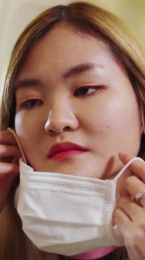 Ticari uçakla seyahat ederken yüz maskesi takan bir gezgin. Coronavirus hastalığı veya COVID kavramı Turizm ve havayolu şirketleri üzerinde 19 salgın etkisi .