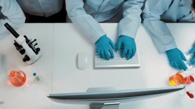 Bilimsel uzmanlığa, laboratuvar ekipmanlarına ve yenilikçi tıbbi biyoteknoloji yazılımına sahip laboratuvar sağlık araştırma ekibi yeni ilaçlar araştırıyor, tedavi geliştiriyor. Ağır çekim. Katı.