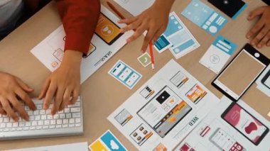 Mobil uygulama ya da web sitesi için kullanıcı arayüzü prototipi planlayan şirket çalışanlarının en iyi görünüm videosu. UX UI tasarımcı beyin fırtınası kullanıcı dostu arayüz planı. Sinerjik