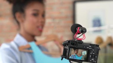 Arka plan görüntüsü, kamera ekran kaydedicisi kadın nüfuzcusu canlı yayın video görüntüsü görüntüleme kritik sosyal medya ya da blog 'u gizliyor. İnternetteki pazarlama yayını için giysi stüdyosu ışıklandırması olan kız.