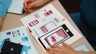 Mobil uygulama ya da web sitesi için kullanıcı arayüzü prototipi planlayan şirket çalışanlarının en iyi görünüm videosu. UX UI tasarımcı beyin fırtınası kullanıcı dostu arayüz planı. Sinerjik