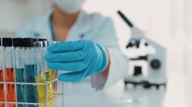 Laboratuvar araştırmacısı yeni bir ilaç geliştirir ya da tedavi eder. Laboratuvar tüpünde renkli kimyasal sıvı kullanır. Bilimsel veya kimya uzmanlığı ve laboratuvar ekipmanları ile sağlık hizmetlerinin teknolojik gelişimi. Katı.