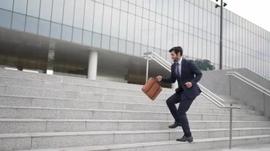 Başarılı bir iş adamı yürürken satışların artmasını kutluyor. Mutlu proje yöneticisi ya da erkek lider başarılı bir projeyle gurur duyuyor, terfi alıyor, iş buluyor. Aşırı sevinç ve mutluluk. Sevinçli..