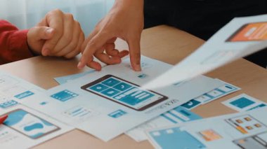 Mobil uygulama ya da web sitesi için kullanıcı arayüzü prototipi planlayan şirket çalışanlarının panorama videosu. UX UI tasarım beyin fırtınası kullanıcı dostu arayüz planı tasarlıyor. Sinerjik