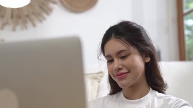 Kadın alışverişi ya da internet pazarında online ödeme modern yaşam tarzı için satılık eşyalar arıyor ve canlı siber güvenlik yazılımı tarafından korunan cüzdandan çevrimiçi ödeme için kredi kartı kullanıyor