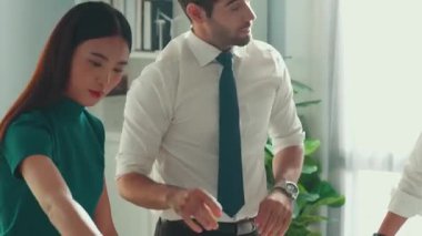 Yetenekli iş adamı ve akıllı iş arkadaşının tasarım evini birlikte kapatın. Mimar mühendisinin mimari teçhizat kullanarak bina yapısını ölçtüğü hava görüntüsü. Hizalama.