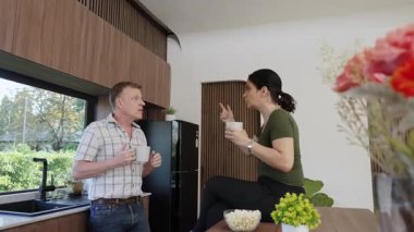 Sevimli yaşlı çift, ellerinde kahve fincanı tutarken mutlu bir şekilde güzel olaylardan ya da mutfaktaki haberlerden bahsediyorlar. Neşeli büyükbaba ve büyükannenin mutlu bir ilişkileri ve aileleri var. Uyumsuzluk.