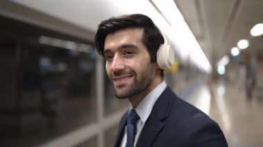 Akıllı bir iş adamı tren istasyonunda kulaklık takarken telefon eder. Profesyonel yönetici, tren ya da metro beklerken pazarlama stratejisi hakkında meslektaşıyla konuşuyor. Sevinçli..