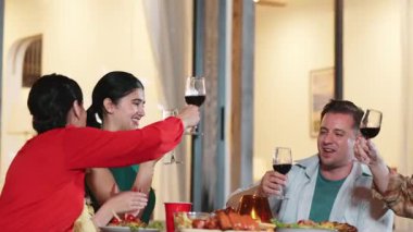 Tatil kutlaması için aile bir arada. Yetişkin üye tatlı kız dışında şarap kadehiyle tezahürat yapar. Açık hava kampı aktivitesi yiyeceklerle rahatlamak ve akrabalarla zaman geçirmek kuşaklar arası bir uçurum. Uyumsuzluk.