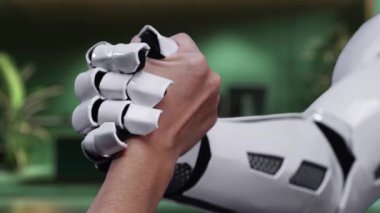 Bir el, canlı ekolojinin sanal sembollerine uzanıyor, parlak modern ofis ortamında yenilenebilir enerji ve sürdürülebilir uygulamalar sergiliyor. Auvana