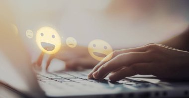 İş adamı müşteri memnuniyet değerlendirmesi verilerini analiz eder ve hizmet kalitesini artırmaya çalışır. Müşteri memnuniyeti ve sadakatini arttırmak için koz değerlendirmeleri. EIDE