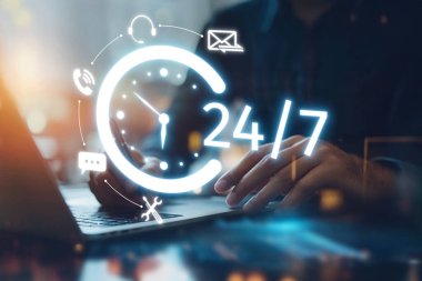 Bir dizüstü bilgisayar ve iletişim ikonlarının yer aldığı 24 7 müşteri hizmetleri desteği kavramı, çevrimiçi yardımı vurgulamak ve özel ajanlardan acil yardım almak. XDMCP