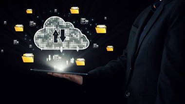 Bir tablet etrafına ikonlar yükleyip indiren bulut teknolojisinin tasviri, veri yönetimi ve dijital bir manzaradaki modern iş bağlantısını vurguluyor. Dörtgen