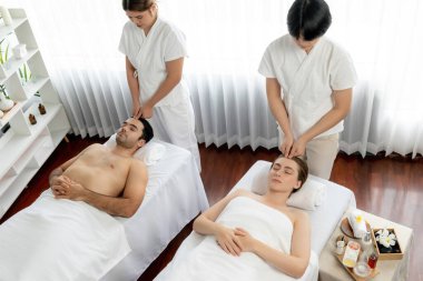 Kafkasyalı çift stres önleyici kafa masajının keyfini çıkarıyor ve lüks otellerde ya da otel spa salonlarında gündüz kaplıcalarında yüz güzelliği eğlencelerini şımartıyor. Sessiz.