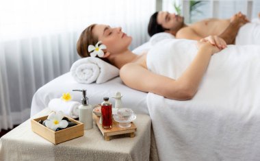 Kafkas çift müşterisi stres önleyici spa masajının keyfini çıkarıyor ve lüks otel veya oteldeki gündüz açık hava ortamında güzellik teniyle eğleniyor. Sessiz.