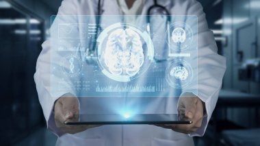 Doktor beyin anatomisi hologramıyla tablet gösteriyor. Beyin yapısını analiz ederken ve beyin ameliyatına hazırlanırken tıbbi çalışanların elinde cihaz ve teşhis semptomları var. İyileştirici.