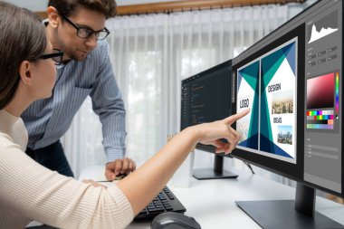 Web sayfasının modern tasarımı ve bilgisayar ekranında gösterilen ticari canlı reklamlar için grafiksel tasarımcı yazılımı