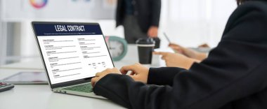 Dijital yasal sözleşme, gelecekteki iş anlaşmalarının imzalanması için gerekli koşulları ve şartları bilgisayar ekranında sunar.