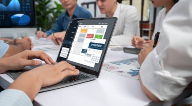 İnternet sitesinde canlı eleştiriler için çevrimiçi aplikasyon rezervasyon takvimi