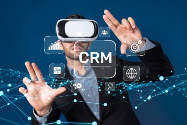 İş dünyasından bir profesyonel, müşteri ilişkileri yönetimini geliştirmek, yenilikçi araçlar ve çevrimiçi başarı için dijital çözümler sergilemek için sanal gerçeklikle bağlantı kurar. XDMCP