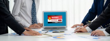 Bilgisayar ekranındaki virüs uyarısı canlı siber tehdit, hacker, bilgisayar virüsü ve kötü amaçlı yazılım tespit etti