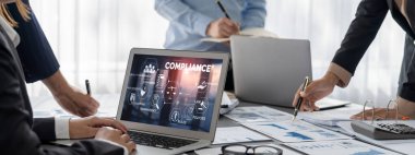 İş zekası ve veri analizi kavramı. Analizci ekibi laptop ekranında finansal veri analizi üzerinde çalışıyor. Etkili iş stratejik planlama için pazarlama göstergesi olarak. İçgörü