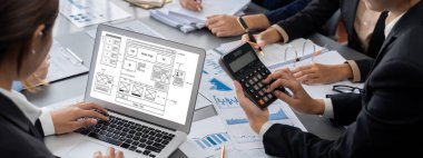 İş zekası ve veri analizi kavramı. Analizci ekibi laptop ekranında finansal veri analizi üzerinde çalışıyor. Etkili iş stratejik planlama için pazarlama göstergesi olarak. İçgörü