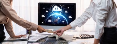 Masadaki bir grup iç mimar takımı dizüstü bilgisayarında mimari yazılım bulunan çeşitli ruh hali tahtası örneklerini seçiyor. Modern yenileme ve iç malzeme seçimi konsepti. İçgörü