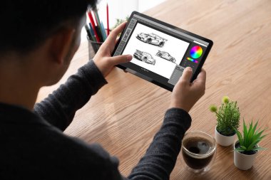 Bilgisayar ekranındaki elektrikli araba tasarım yazılımı, imalat için dijital hesaplama uygulaması ile simülasyon planlarını rahat bir şekilde gösteriyor