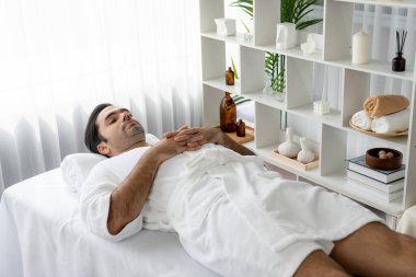 Kafkas erkek müşteri stres önleyici spa masajının keyfini çıkarıyor ve lüks otel veya oteldeki gündüz açık hava ortamında güzellik derisi eğlencesi ile şımartıyor. Sessiz.