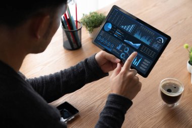 İş veri paneli, pazarlama stratejisi planlaması için iş zekası analizi sunar. Müşteri taleplerini analiz etmek ve iş dünyasının geleceğini önceden görmek için büyük veriler sunulur.