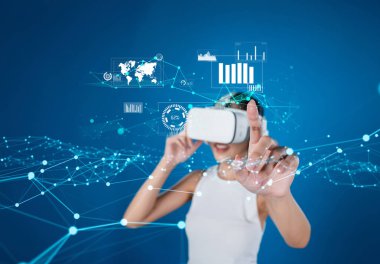 İş adamı, tahmin edilen büyük veri modellerinden gerçek zamanlı analizlere uzanan eğilimleri ve görüşleri ortaya çıkarmak için veri analizlerini derinlemesine inceleyerek, veri güdümlü kararların analitik endüstrileri nasıl ileri götürdüğünü öğrenir Faas