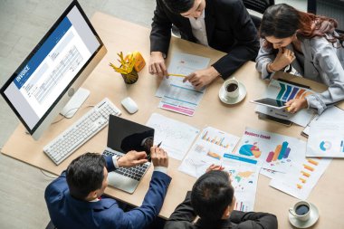 Muhasebe uygulamasından gelen fatura bilgisayar ekranında. Şirket işlerinin finans ve bütçesi için bilgisayar programı. Rahatça..