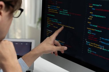 IT geliştiricisi, yeni kod programları güncelleme sürüm yazılım genel sistem projesinin dizüstü bilgisayarı ile karşılaştırma üzerine çevrimiçi yazılım geliştirme bilgisini nokta nokta seçiyor. Bireysel.