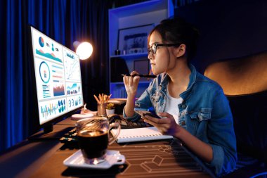 Sunucu kanalı Asyalı etkileyicisi, sosyal medyada kulaklık takarak iş grafikleri ekranında dinleyicileri selamlıyor ve Neon Modern Stüdyoları 'nda internet üzerinden koçluk yapıyor. Taktik.