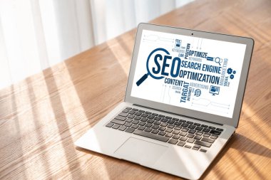 Model e-ticaret için SEO arama motoru optimizasyonu ve bilgisayar ekranında gösterilen çevrimiçi perakende işi