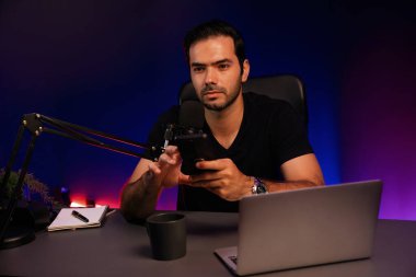 Canlı yayında dinleyiciyle konuşan yayıncı, Mor Neon Işık Stüdyosu 'ndaki yaratıcı pozitif düşünce konseptiyle sosyal medyada akıllı telefondan mesajları kontrol ediyor. Tahmin et..