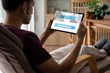 Çalışanların işe alım İnternet ağındaki iş fırsatlarını araması için mod web sitesinde online iş araması