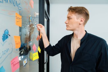 Kafkasyalı profesyonel iş adamının zihin haritası ve renkli yapışkan notlar kullanarak iş pazarlama fikrini kendine güvenle sunuşunun yakın görüntüsü. Proje konseptini başlat. Portre. Tertemiz..