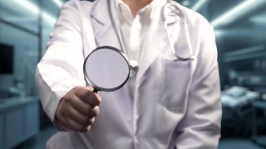 Tıbbi çapraz hologramla büyüteç tutan zeki doktorlara yaklaş. Pratisyen hekim tıbbi verilerle bağlantı kurarken teknolojiyi kullanarak semptomları kontrol ediyor. İyileştirici.