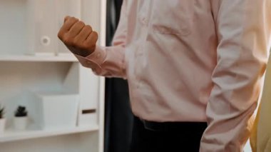 Girişimci şirket çalışanlarının birlikte yumruk kaldırması, panoramik videoda iş ortaklığı ve güçlü kolektif birlik takım çalışmasını sembolize ediyor. Sinerjik