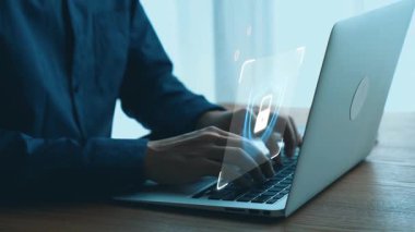 İş adamı siber güvenliğin özünü keşfeder. Siber koruma yöntemlerini, tehditleri derinlemesine araştır ve siber güvenlik duruşunu güçlendir. Siber güvenlik çağında UUID 'de gezinmek için gerekli