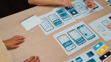 Mobil uygulama ya da web sitesi için kullanıcı arayüzü prototipi planlayan şirket çalışanlarının panorama videosu. UX UI tasarım beyin fırtınası kullanıcı dostu arayüz planı tasarlıyor. Sinerjik