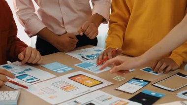 Mobil uygulama ya da web sitesi için kullanıcı arayüzü prototipi planlayan şirket çalışanlarının panorama videosu. UX UI tasarım beyin fırtınası kullanıcı dostu arayüz planı tasarlıyor. Sinerjik