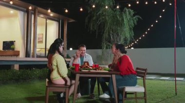 Aile tatilini kutlamak için toplanır. Ebeveynler, büyükanne ve büyükbabalar ve kız konuşmak ve akşam yemeği yemek için bir araya geldiler. Sevimli akrabalarla vakit geçirmek için açık hava aktivitesi kuşaklar arası fark yaratıyor. Uyumsuzluk.
