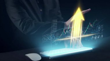 Modern bir işadamı, parlak bir ortamda roket ve çeşitli dijital metrikler tarafından temsil edilen yenilikçi fikirler üreterek, fütüristik bir holografik arayüzle etkileşime girer. Dörtgen