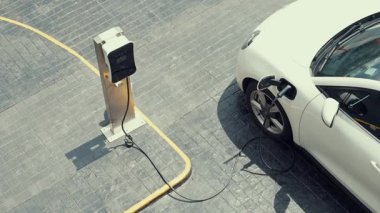 Karbondioksit emisyonunu azaltmak amacıyla çevresel kaygılar için yeşil enerjiyle şarj edilen elektrikli taşıt bataryasıyla caddede gelişen kentsel elektrik santrali.