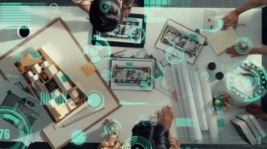 Yöneticinin toplantı odasındaki planlara yukarıdan bakışı. Finansal grafik ve istatistik çizelgesi hologramıyla birlikte beyin fırtınası evi inşaatında birlikte çalışan ekibin hava görüntüsü. Hizalama.