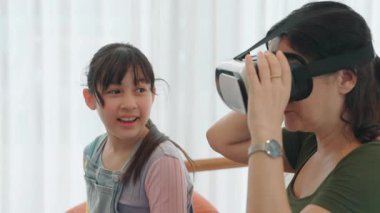 Torun dizüstü bilgisayarı kontrol ediyor. Büyükannem VR ile metaevrene dalıyor. Teknoloji aktivitelerine adapte olan son sınıf öğrencisi yeni nesil çocuklarla iletişim kuruyor. Nesiller arası uçurum aile bağlarını güçlendiriyor. Uyumsuzluk.